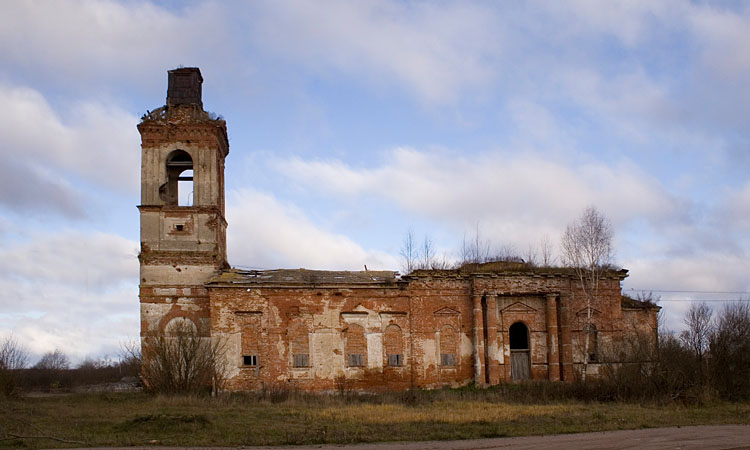 Менюша. Церковь Троицы Живоначальной. общий вид в ландшафте, Вид с юга