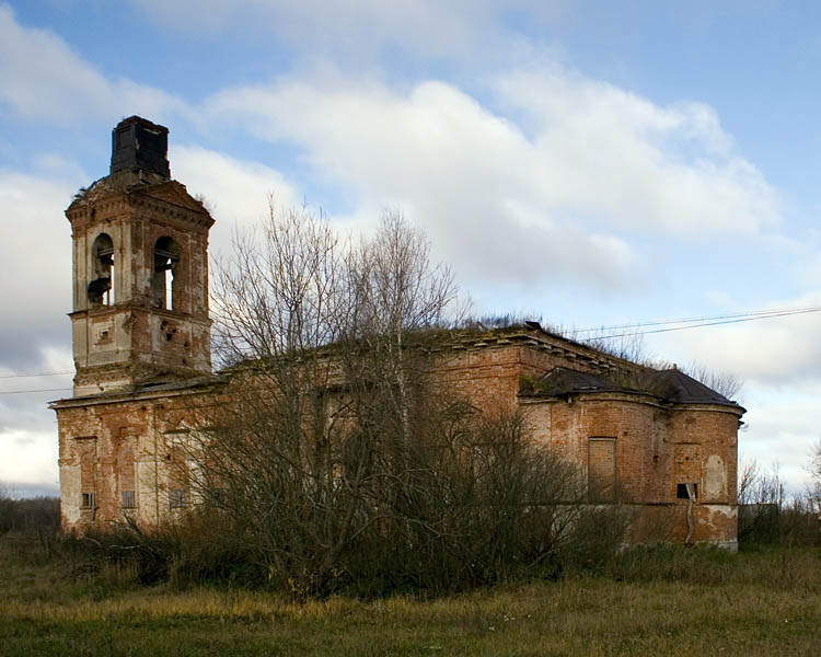 Менюша. Церковь Троицы Живоначальной. общий вид в ландшафте, Вид с юго-востока