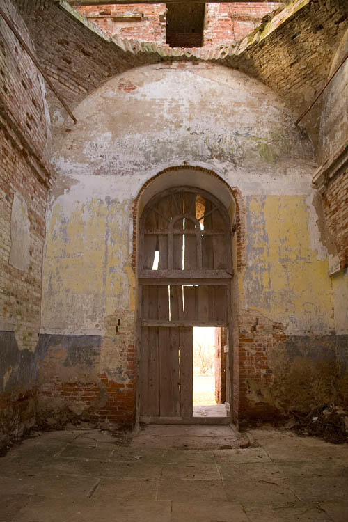 Церковь Троицы Живоначальной, Менюша (Шимский район, Новгородская область). архитектурные детали, Вид на главный вход изнутри 