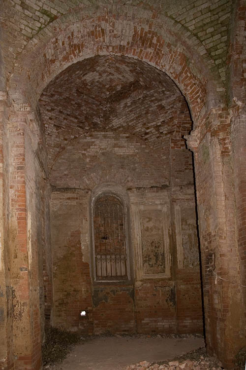 Церковь Троицы Живоначальной, Менюша (Шимский район, Новгородская область). архитектурные детали, В северном приделе