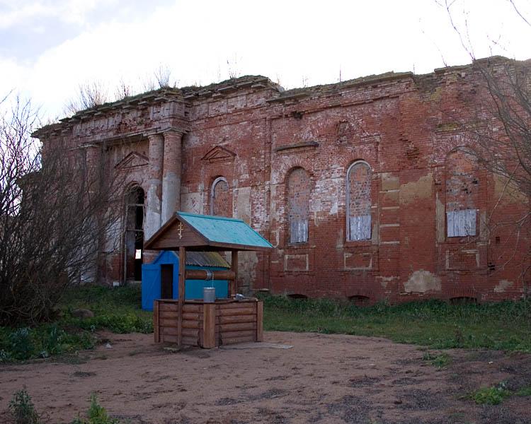Церковь Троицы Живоначальной, Менюша (Шимский район, Новгородская область). дополнительная информация, Святой колодец у северной стены храма