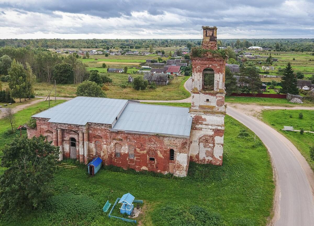 Церковь Троицы Живоначальной, Менюша (Шимский район, Новгородская область). общий вид в ландшафте, вид сверху