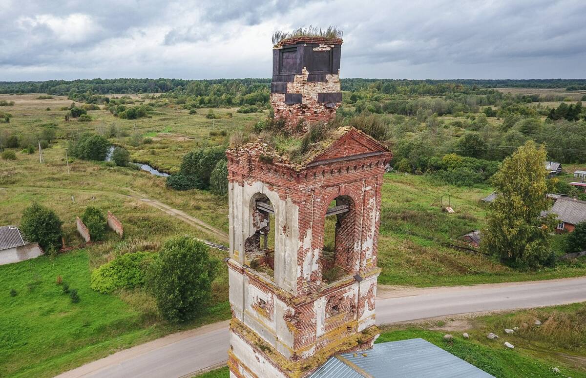 Церковь Троицы Живоначальной, Менюша (Шимский район, Новгородская область). архитектурные детали, вид сверху