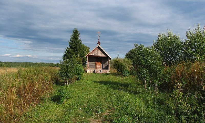 Часовня Симеона и Иулиании Вяземских, Ломы (Вяземский район, Смоленская область). общий вид в ландшафте