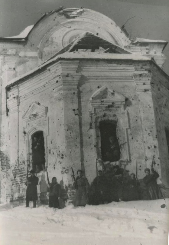Церковь Вознесения Господня, Пржевальское (Демидовский район, Смоленская область). архивная фотография, Партизаны у стен церкви (ок. 1942-43 гг.) - укреплённая огневая точка на восточной окраине поселка, сыграла большую роль в обороне и отражении наступления фашистов в 1942-1943 гг. Госкаталог № 36203893. Смоленский государственный музей-заповедник
