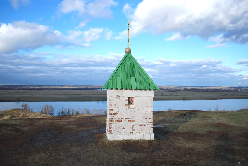 Неизвестная часовня, Константиново (Рыбновский район, Рязанская область). общий вид в ландшафте, Находится рядом с церковью на берегу Оки.