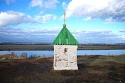 Неизвестная часовня, Находится рядом с церковью на берегу Оки.<br>, Константиново, Рыбновский район, Рязанская область