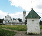 Неизвестная часовня, Часовенный столб на фоне церкви Казанской иконы Божией Матери<br>, Константиново, Рыбновский район, Рязанская область