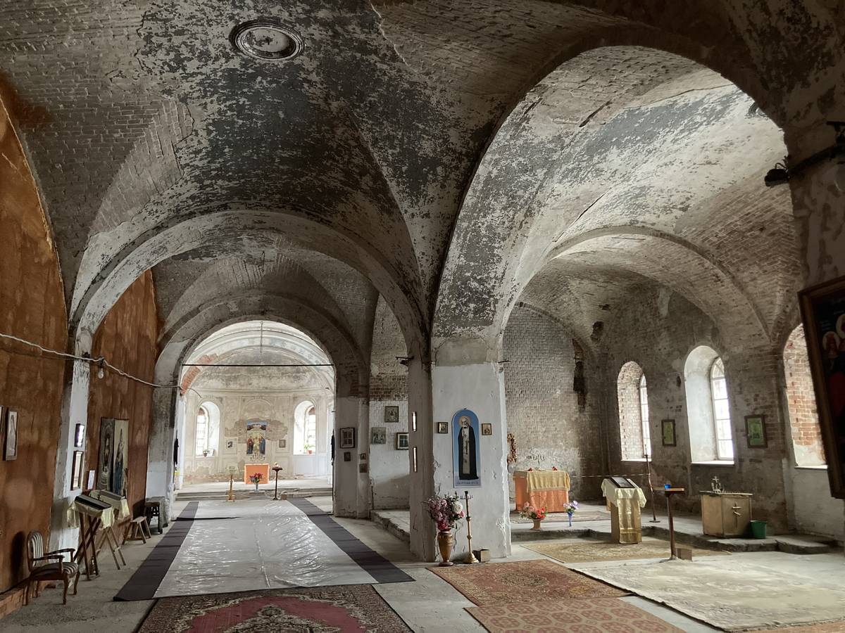 Центральный неф и южный придел, вид с запада, интерьер и убранство. Церковь Иоанна Богослова, Жокино (Захаровский район, Рязанская область)