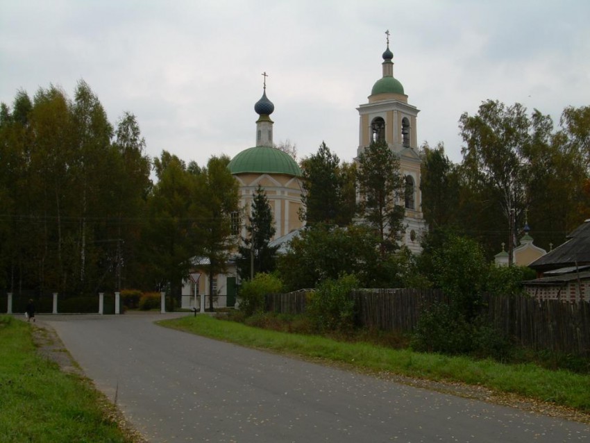 Церковь Покрова Пресвятой Богородицы, Покров (Рыбинский район, Ярославская область). общий вид в ландшафте
