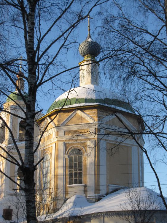 Церковь Покрова Пресвятой Богородицы, Покров (Рыбинский район, Ярославская область). архитектурные детали, Покров. Церковь Покрова Пресвятой Богородицы. Вид со стороны кладбища.