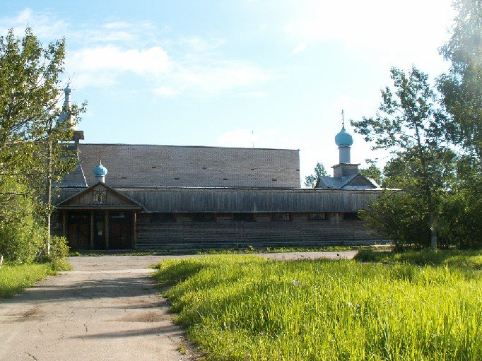 Церковь Воздвижения Креста Господня, Пикалево (Бокситогорский район, Ленинградская область). общий вид в ландшафте, В здании кинотеатра