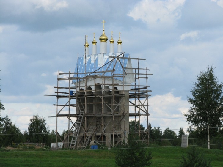 Церковь Николая Чудотворца, Дудачкино (Волховский район, Ленинградская область). документальные фотографии, Рядом с часовней строится звонница