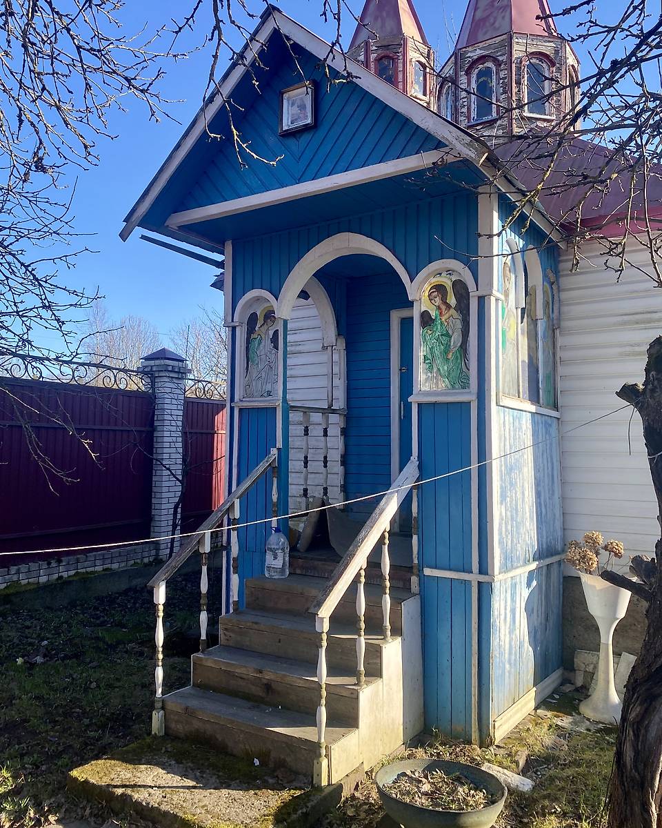 Крыльцо с росписными витражами, архитектурные детали. Неизвестная часовня, Волковицы (Ломоносовский район и г. Сосновый Бор, Ленинградская область)