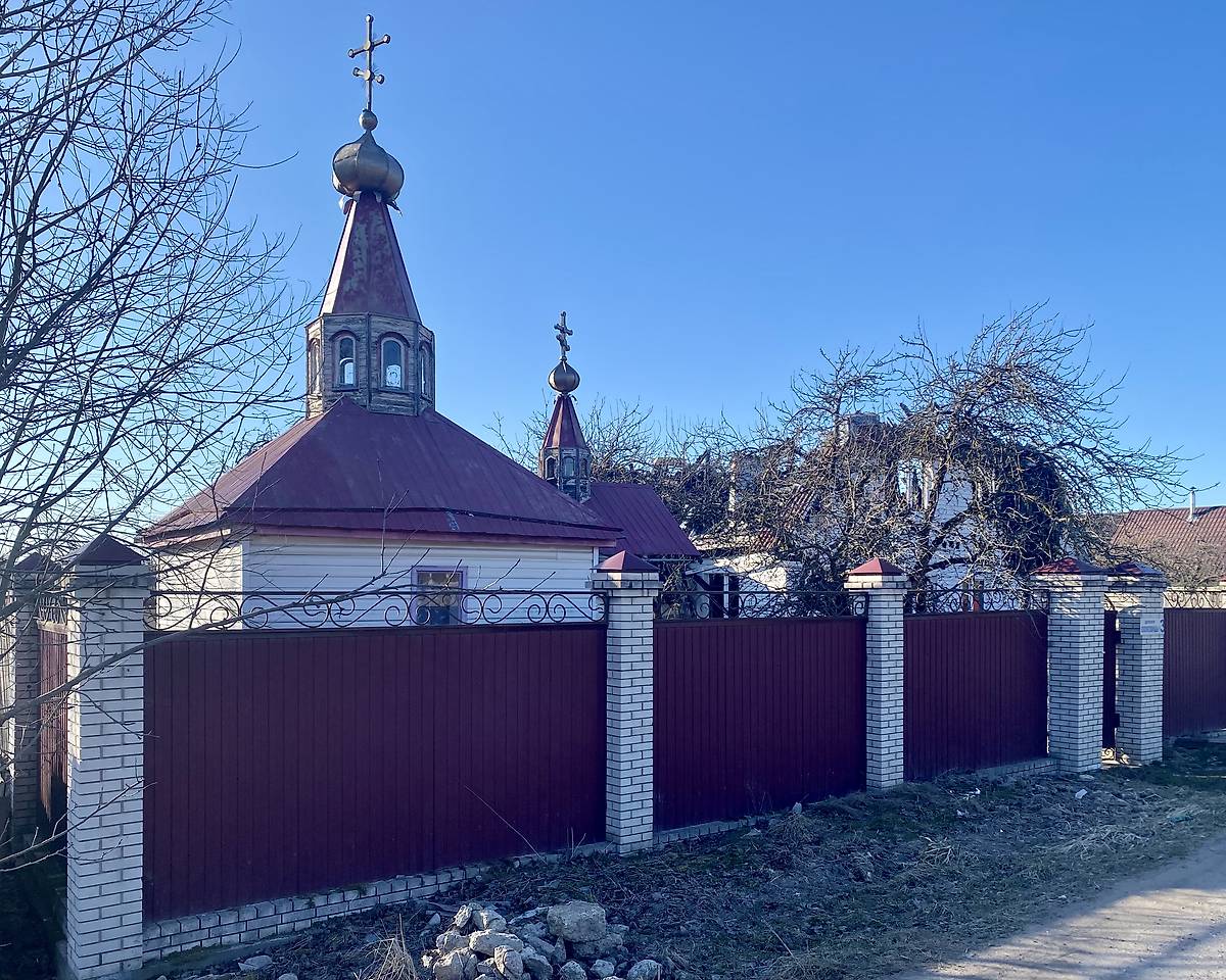 Часовня на фоне сгоревшего дома, на территории которого находится, вид с улицы., дополнительная информация. Неизвестная часовня, Волковицы (Ломоносовский район и г. Сосновый Бор, Ленинградская область)