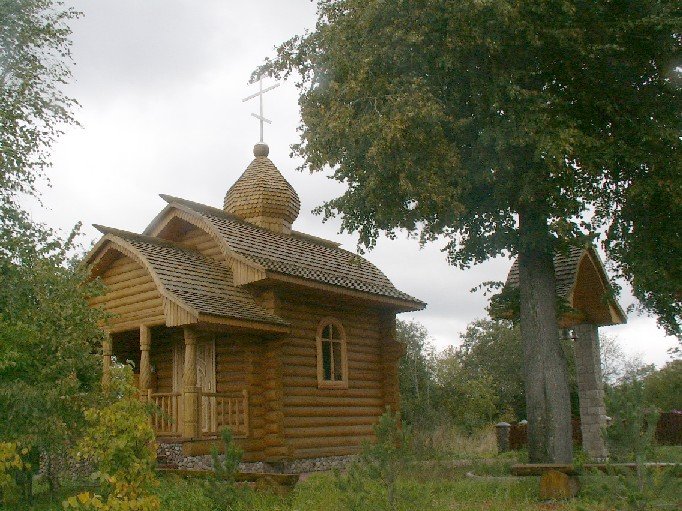 Ванакюля. Часовня Флора и Лавра. общий вид в ландшафте