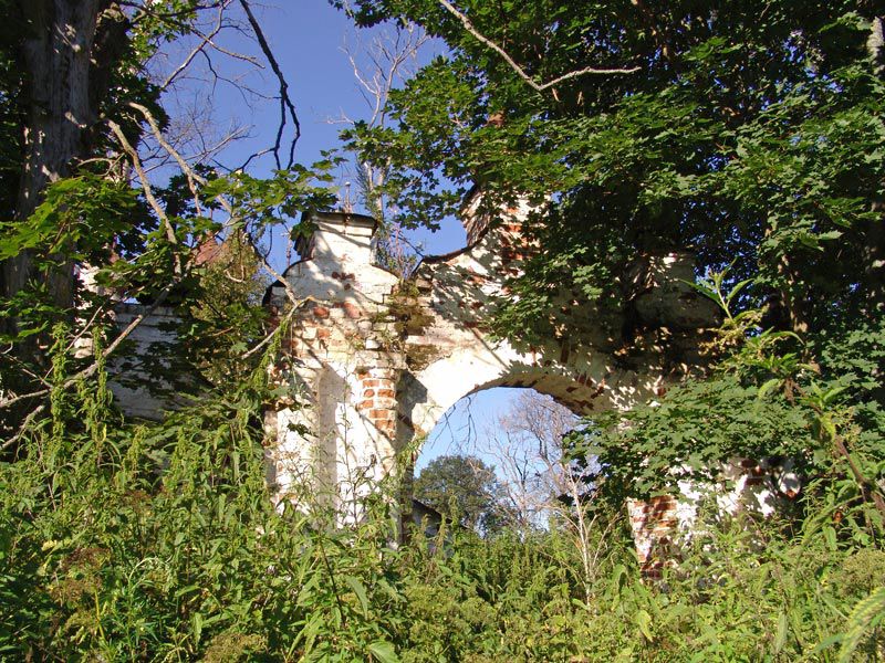 Церковь Троицы Живоначальной, Красное Сумароково (Нерехтский район, Костромская область). дополнительная информация, Восточные ворота