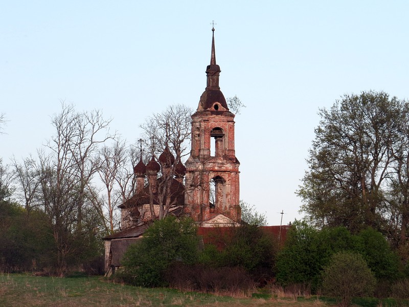 Красное-Сумароковых. Церковь Троицы Живоначальной. общий вид в ландшафте