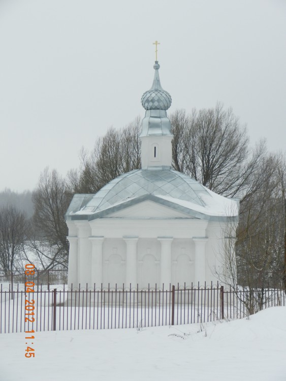 Сидоровское. Часовня Успения Пресвятой Богородицы. общий вид в ландшафте