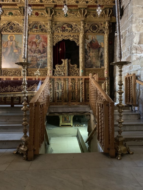 Церковь Святого Лазаря, Ларнака (Ларнака, Кипр). интерьер и убранство, Вход в крипту