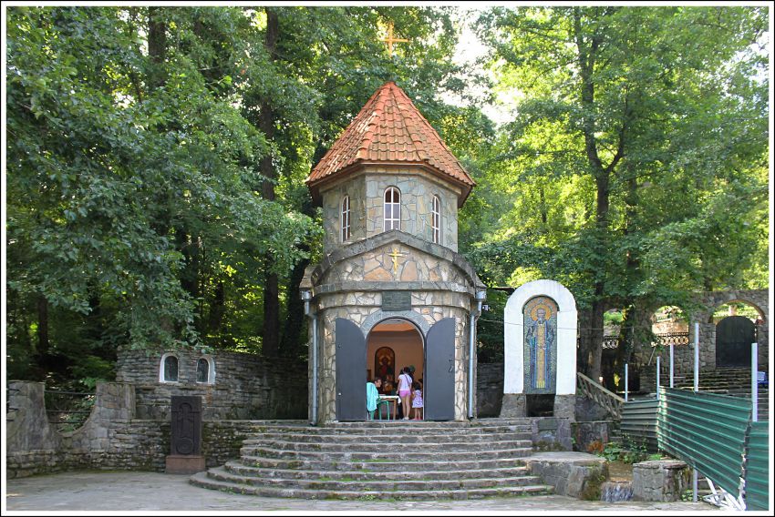Часовня Сергия Радонежского, Михайловский перевал (Геленджик, город, Краснодарский край). общий вид в ландшафте