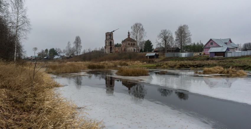 Дмитриевское (Сурковский с/с). Церковь Троицы Живоначальной. общий вид в ландшафте