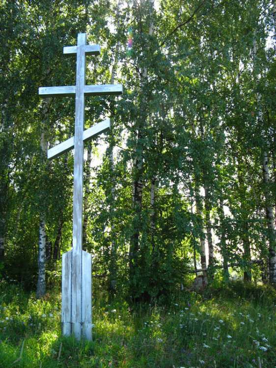 Церковь Покрова Пресвятой Богородицы, Минино (Череповецкий район, Вологодская область). дополнительная информация, Поклонный крест около разрушенной церкви.		      