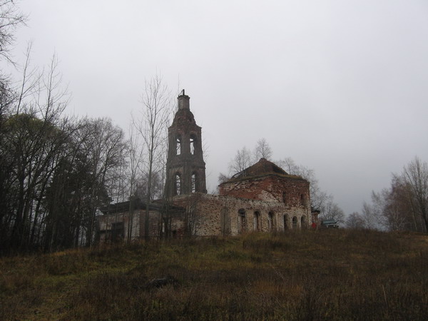 Усищево. Церковь Благовещения Пресвятой Богородицы. общий вид в ландшафте