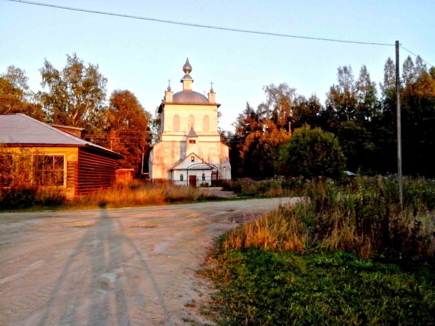 Шишовка. Церковь Воскресения Христова. общий вид в ландшафте