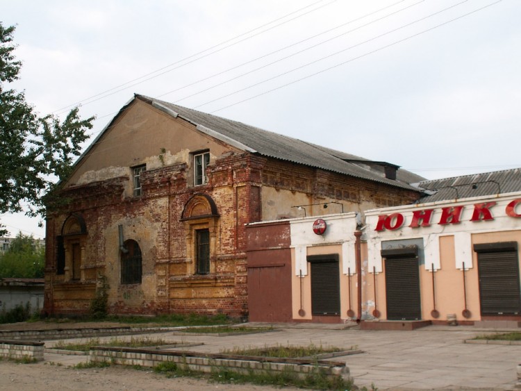 Церковь Покрова Пресвятой Богородицы при бывшей 24-й Артиллерийской бригаде, Луга (Лужский район, Ленинградская область). фасады