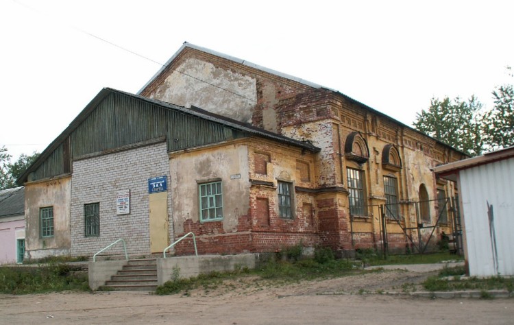 Церковь Покрова Пресвятой Богородицы при бывшей 24-й Артиллерийской бригаде, Луга (Лужский район, Ленинградская область). фасады