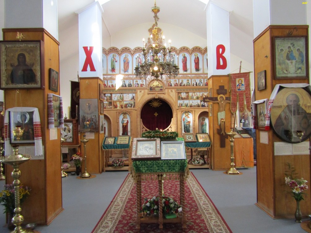 Церковь Иоанна Богослова, Аннино (Ломоносовский район, Ленинградская область). интерьер и убранство, Иконостас. Внутреннее убранство.
