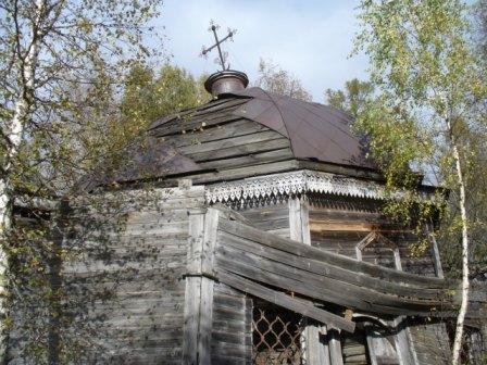 Церковь Преображения Господня, Новинка (Лодейнопольский район, Ленинградская область). архитектурные детали, Крест еще стоит. Зимой купол провалился...