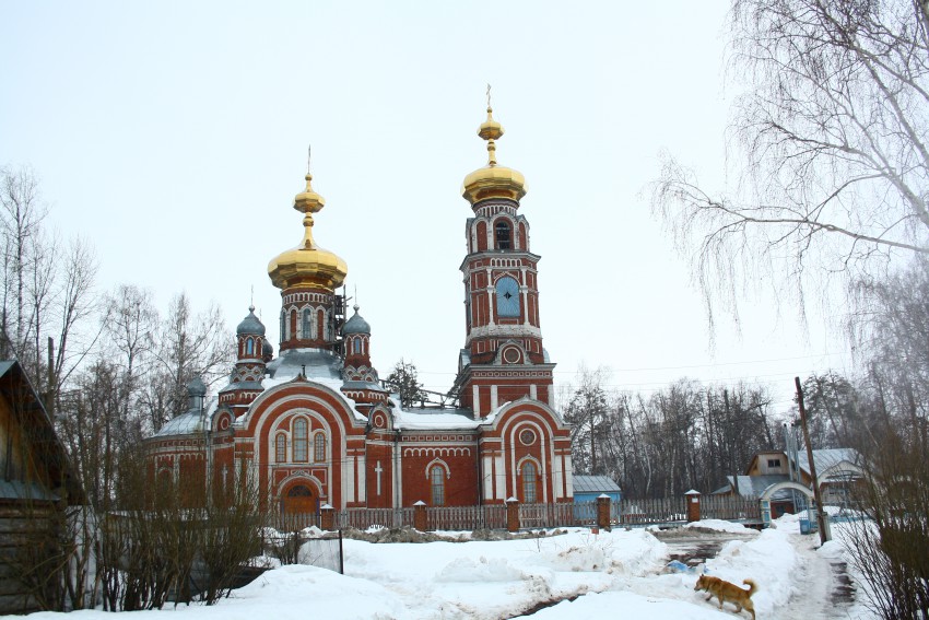 Оса. Церковь Казанской иконы Божией Матери. общий вид в ландшафте