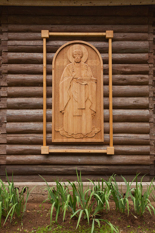 Церковь Николая Чудотворца, Яровщина (Лодейнопольский район, Ленинградская область). архитектурные детали, Деревянный рельеф свт. Николая Чудотворца на фасаде церкви. 