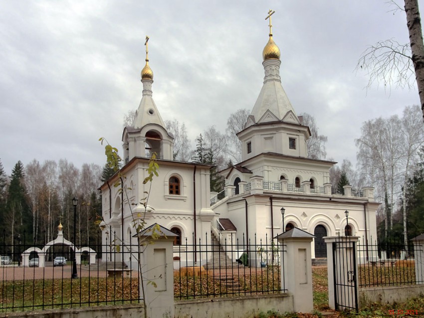 Дубна. Церковь Всех Святых, в земле Российской просиявших. общий вид в ландшафте