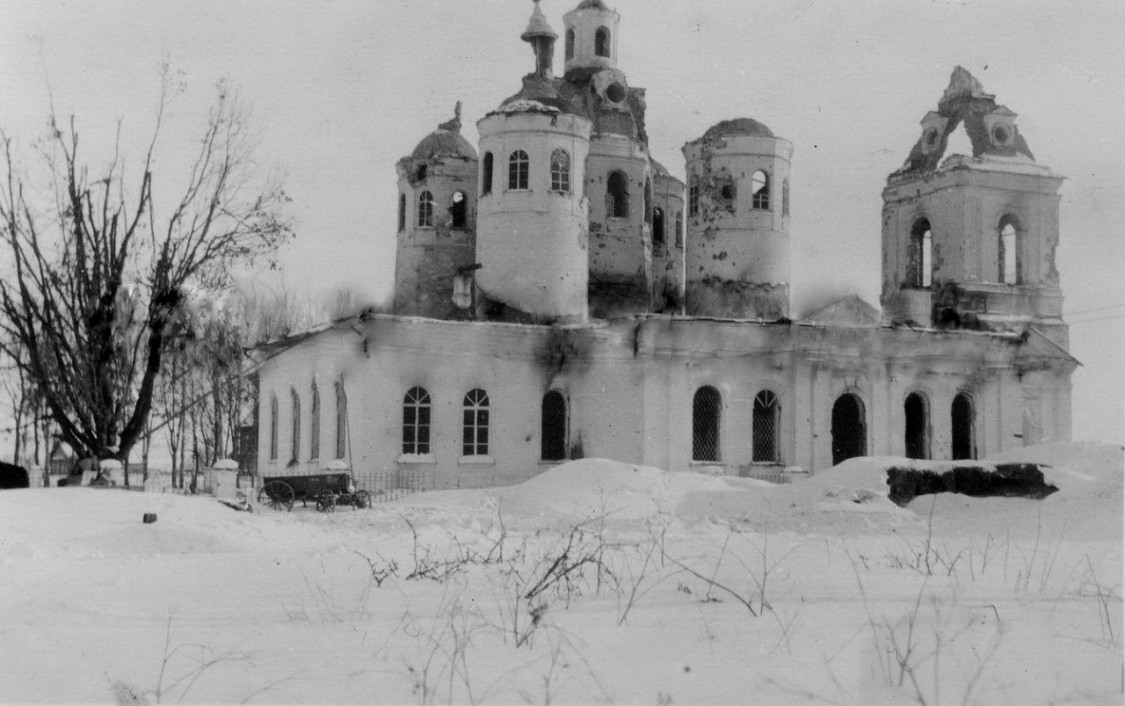 Церковь Троицы Живоначальной, Медведь (Шимский район, Новгородская область). архивная фотография, Руины Троицкой церкви в селе Медведь. Немецкое фото 1941-1943 гг. Источник: www.ebay