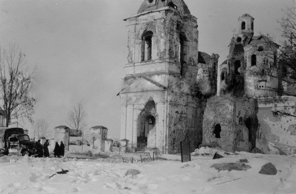 Церковь Троицы Живоначальной, Медведь (Шимский район, Новгородская область). архивная фотография, Руины Троицкой церкви в селе Медведь. Немецкое фото 1941-1943 гг. Источник: www.ebay