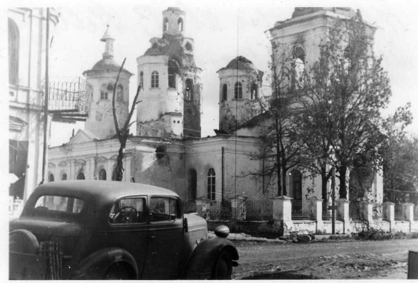 Церковь Троицы Живоначальной, Медведь (Шимский район, Новгородская область). архивная фотография, Руины Троицкой церкви в селе Медведь. Немецкое фото 1942 г. Источник: www.ebay