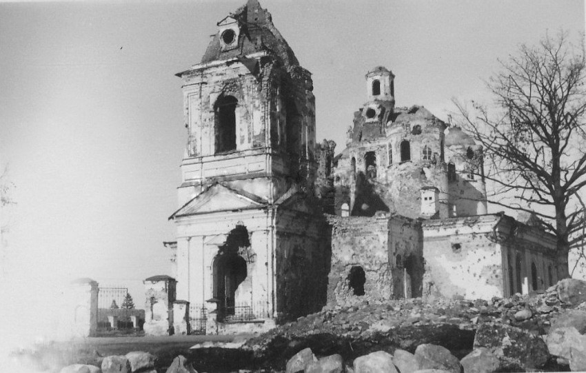 Медведь. Церковь Троицы Живоначальной. архивная фотография, Руины Троицкой церкви в селе Медведь. Немецкое фото 1942 г. Источник: www.ebay