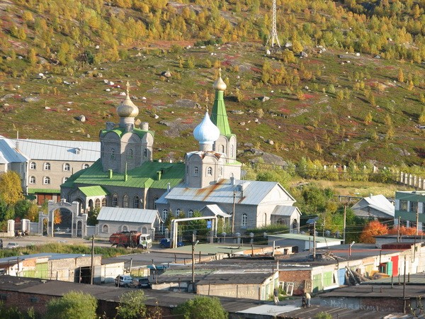 Мурманск. Церковь Трифона Печенгского при кафедральном соборе. общий вид в ландшафте