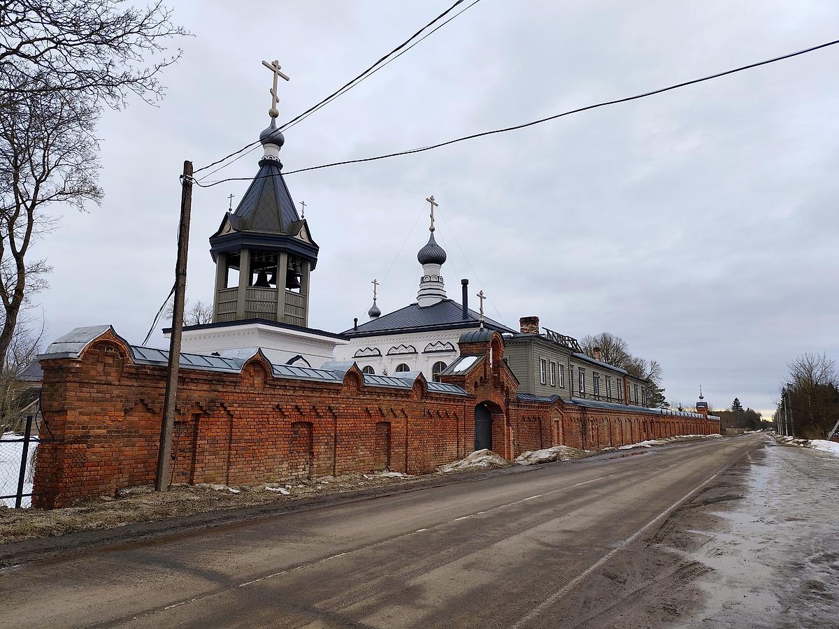 Общий вид, общий вид в ландшафте. Пятогорский монастырь, Курковицы (Волосовский район, Ленинградская область)