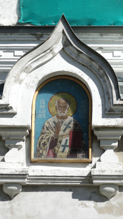 Церковь Николая Чудотворца, Вентспилс (Вентспилсский край и г. Вентспилс, Латвия). архитектурные детали, Икона над входом.