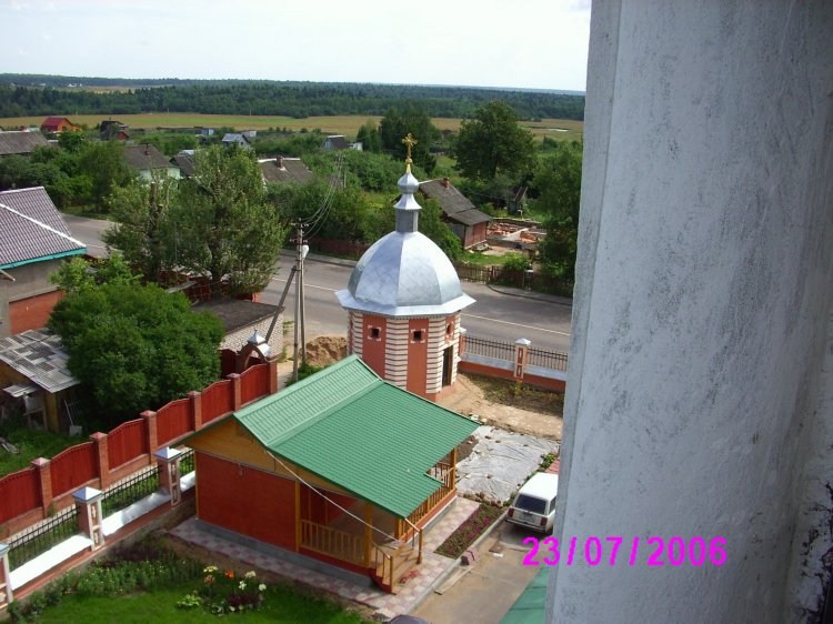 Часовня в память воинов-прихожан сёл Иудино и Козлово, Иудино (Сергиево-Посадский городской округ, Московская область). общий вид в ландшафте, Вид с колокольни