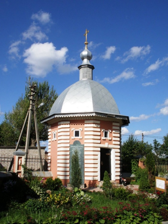 Часовня в память воинов-прихожан сёл Иудино и Козлово, Иудино (Сергиево-Посадский городской округ, Московская область). фасады, Вид  с  территории  Рождественского  храма
