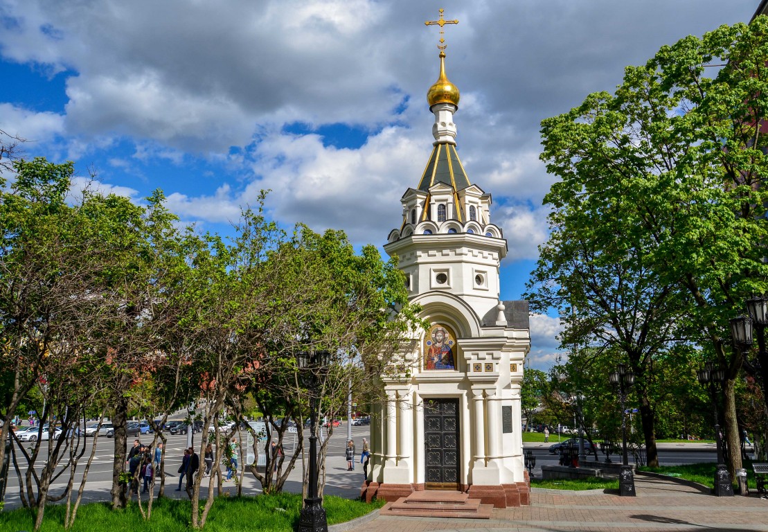 Хамовники. Часовня Николая Чудотворца на Боровицкой площади. общий вид в ландшафте