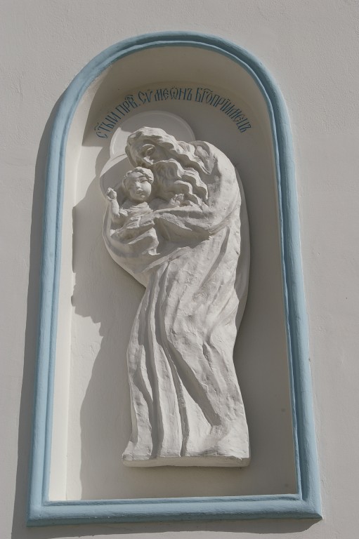 Собор Симеона и Анны, Елгава (Елгавский край, г. Елгава, Латвия). архитектурные детали, Скульптура на фасаде церкви.