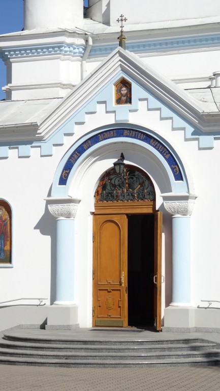 Собор Симеона и Анны, Елгава (Елгавский край, г. Елгава, Латвия). архитектурные детали, Вход в храм..