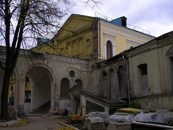 Иоанно-Предтеченский женский монастырь. Церковь Елисаветы, Басманный (Центральный административный округ (ЦАО), г. Москва). фасады, Больничный корпус с церковью свт.Елизаветы,вид с территории монастыря