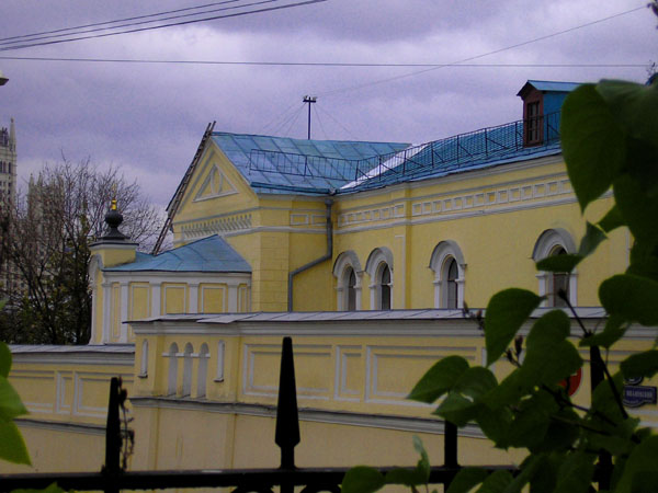 Иоанно-Предтеченский женский монастырь. Церковь Елисаветы, Басманный (Центральный административный округ (ЦАО), г. Москва). общий вид в ландшафте, Больничный корпус с церковью свт.Елизаветы, вид со стороны церкви свт. Владимира.